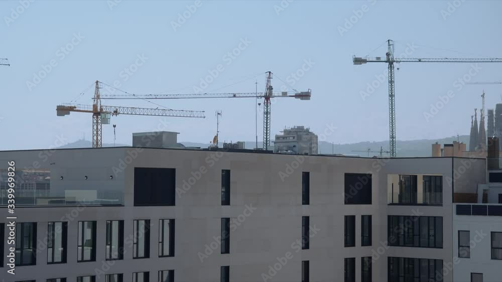 Zona Comercial de Pueblo nuevo (Poble Nou) en Barcelona, zona de oficinas, con la torre Agbar, vistas desde la azotea Zona Comercial de Pueblo nuevo (Poble Nou) en Barcelona, zona de oficinas, con la torre Agbar, vistas desde la azotea