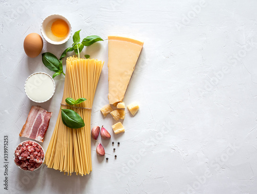 Foto Fresh raw ingredients for traditional italian pasta Carbonara