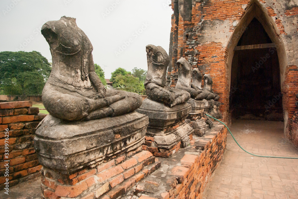 壊れた仏像：アユタヤの寺院跡：タイの史跡：東南アジア旅先の風景