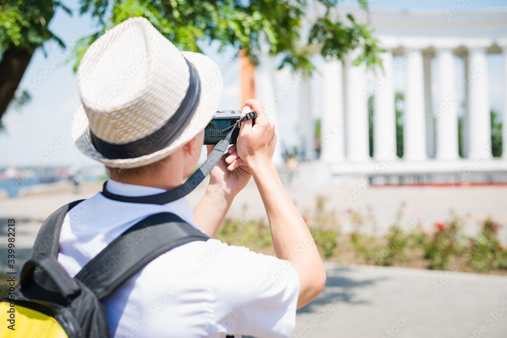 Obraz premium young tourist photographing the building