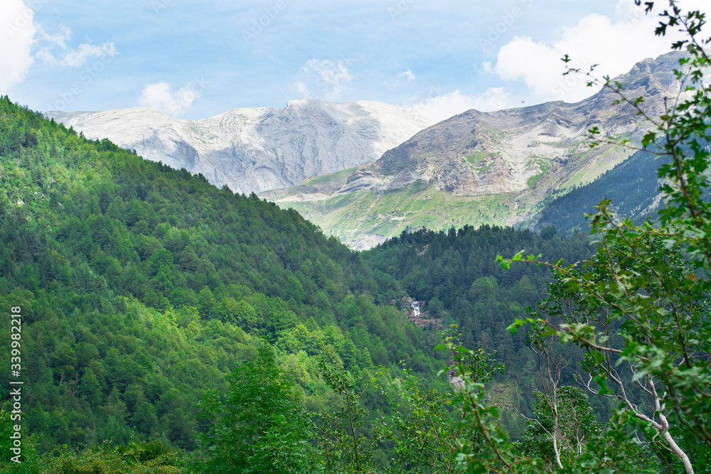 Fototapeta premium montañas y cascada