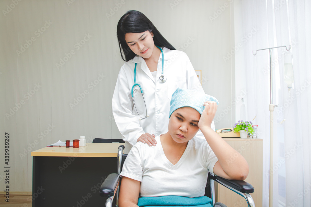 Obraz premium Asian female doctor provided treatment for patients sitting in a wheelchair, taking care closely. Cancer treatment hospital concept, health insurance