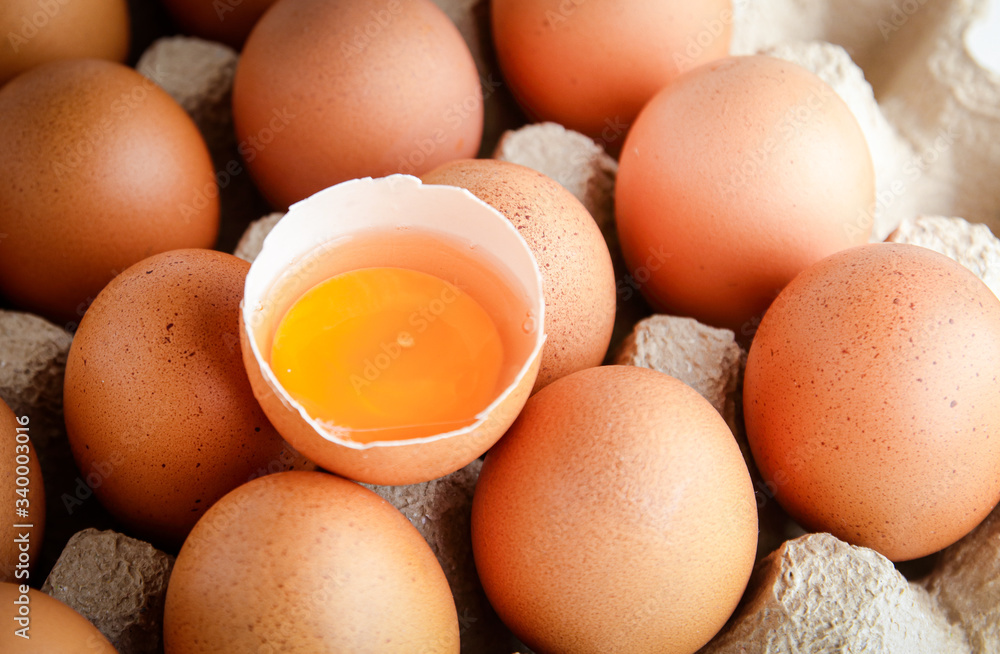 Many organic eggs are placed in the paper tray and there are egg yolks in the middle. Is a food that is beneficial to the body Many organic eggs are placed in the paper tray and there are egg yolks in the middle. Is a food that is beneficial to the body