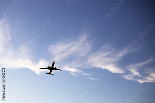Fototapeta Naklejka Na Ścianę i Meble -  Airplane on a background of blue sky. The plane is landing. The plane takes off.