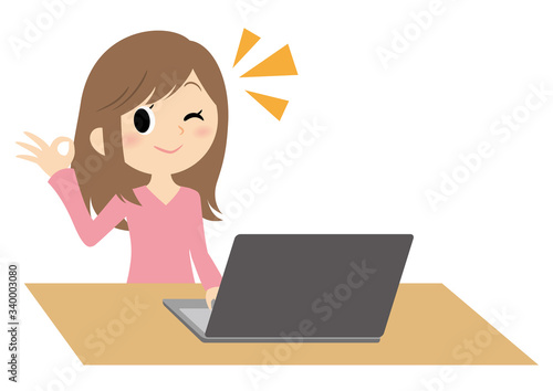 リモートワークの女性　OK　ノートパソコン