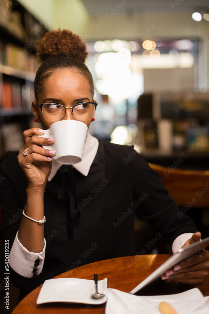 Obraz premium Black african american young yoman drinking coffee