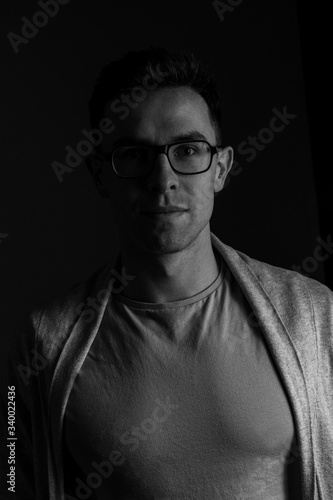 Męski portret czarno biały okulary