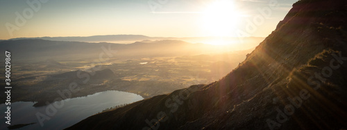 Cuadro en lienzo Sun rising over the valley with lake, shot made during sunrise on Roys Peak summ
