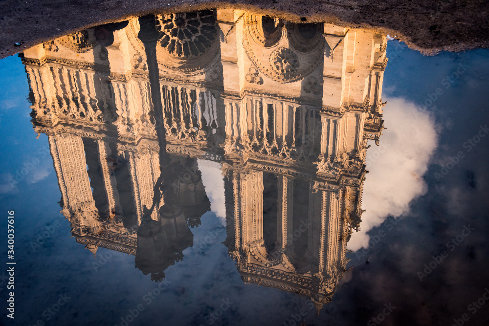 Φωτογραφία Paris, France; January 2014: Reflection of Notre Dame following winter rain in P