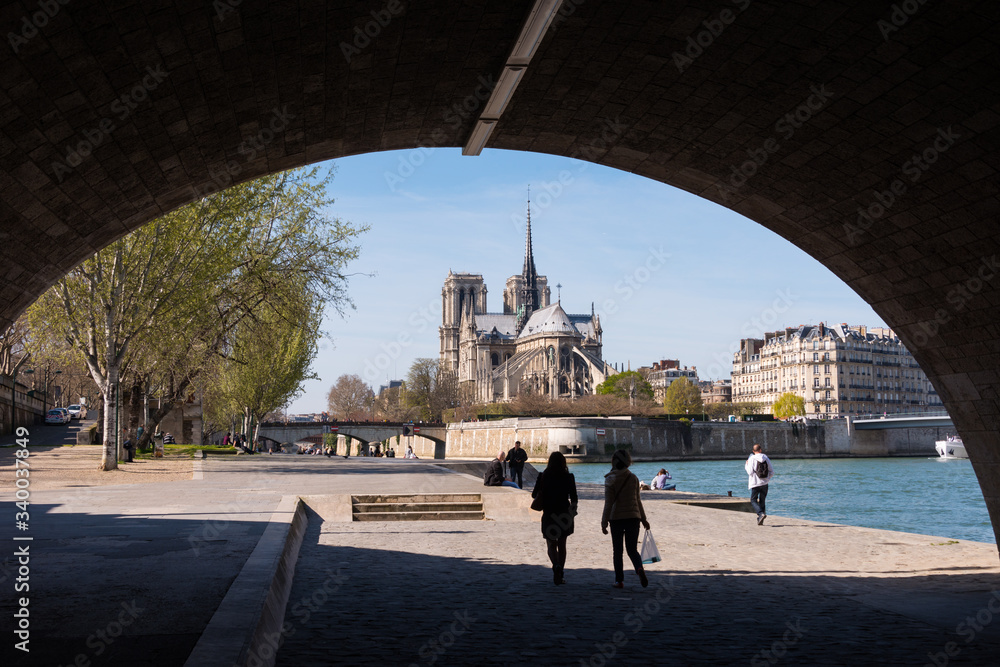 Φωτογραφία Paris, France -  March 2014:   Notre Dame and the River Seine before the major f