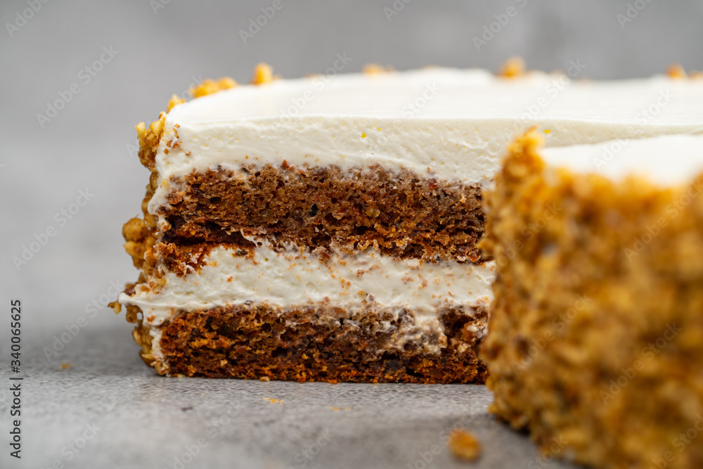 Fototapeta premium nut cake with cream on a gray background