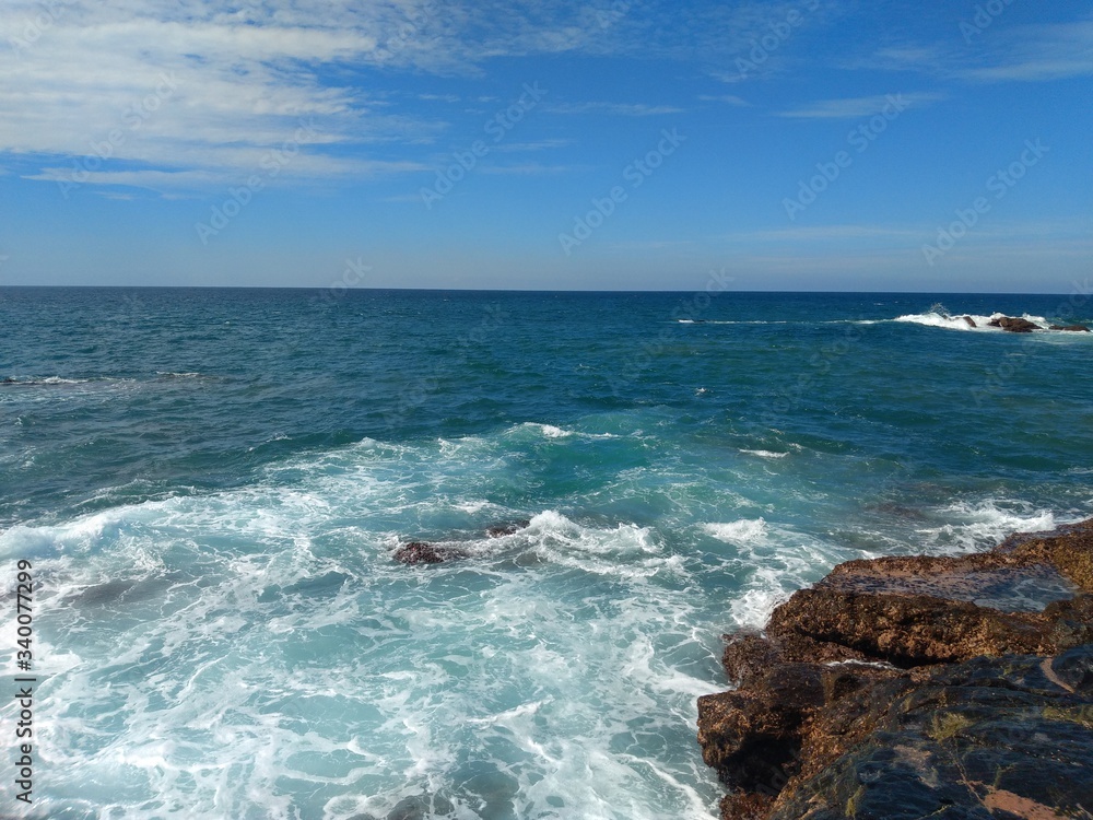 sol, arena, mar, rocas. 