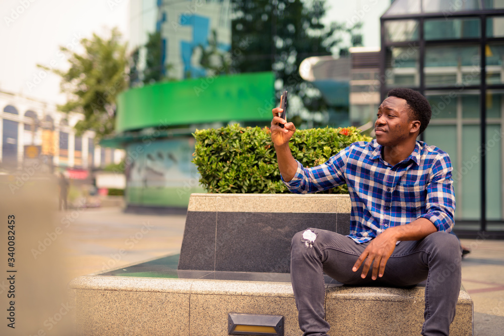 Obraz premium Young handsome African man exploring the city