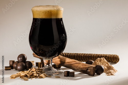 Fotografie porter Beer with oak chips balls rods
