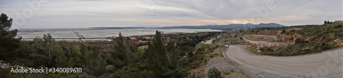 Panoramique : Les salins de La Palme, Aude, Occitanie.