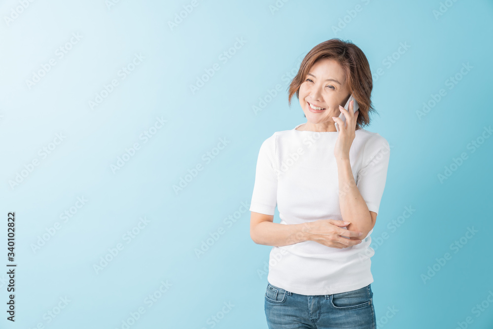 電話をするシニア女性 電話をするシニア女性
