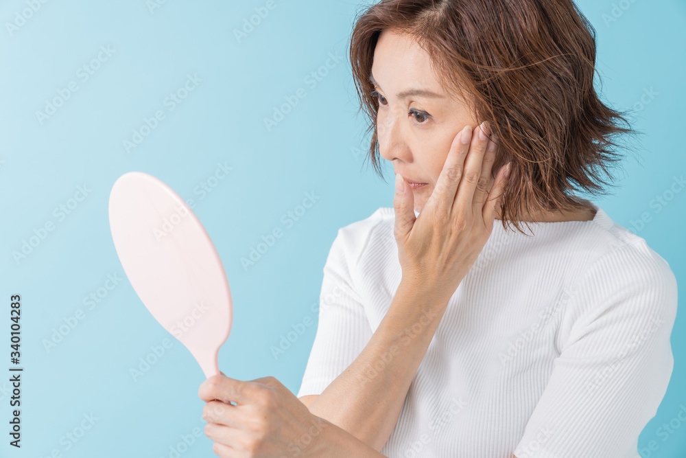 シニア女性　美容イメージ　鏡