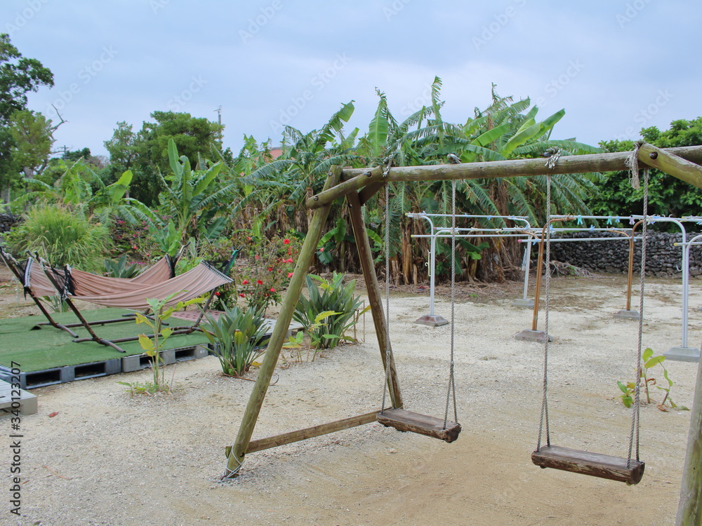 Fototapeta premium 南国のブランコとハンモック