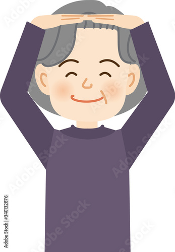 丸を表現する高齢女性