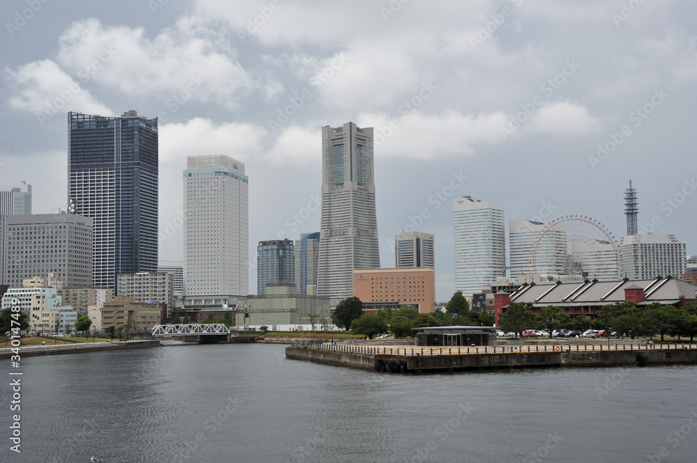 Obraz premium Cloudy sky and harbor