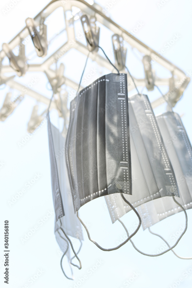 洗濯用角ハンガー ピンチハンガーに干された医療用マスク マスクの再利用 Stock Photo Adobe Stock