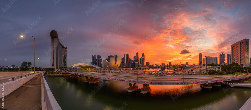 Naklejka premium Singapore 2018 Sunset at Marina Bay look from Benjamin Sheares Bridge 