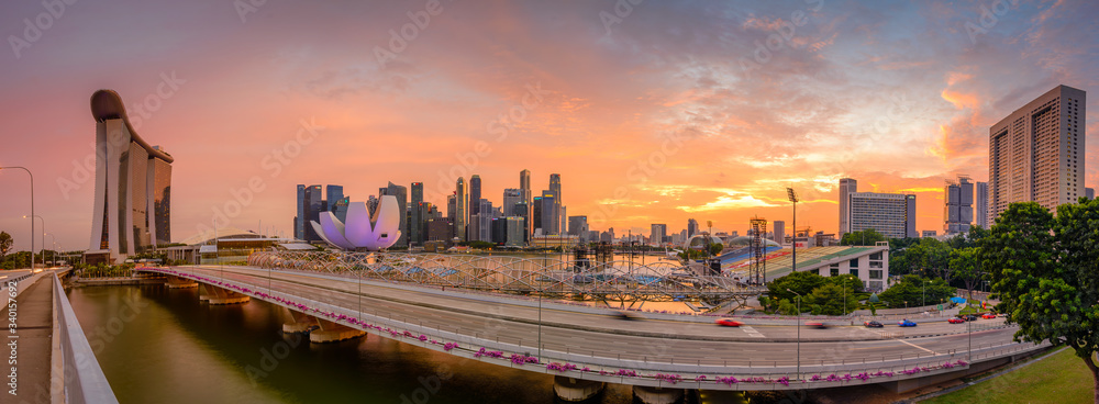Naklejka premium Singapore 2018 Sunset at Marina Bay look from Benjamin Sheares Bridge