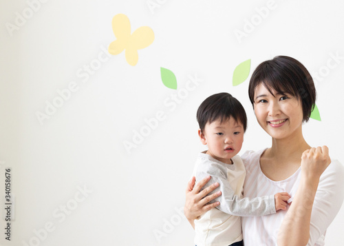 Photos 保育園　保育士　子供　ガッツポーズ