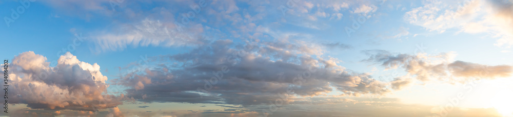 Obraz premium Piękny panoramiczny widok na Cloudscape podczas kolorowego zachodu lub wschodu słońca. Zrobiono na zachodnim wybrzeżu Kolumbii Brytyjskiej w Kanadzie.