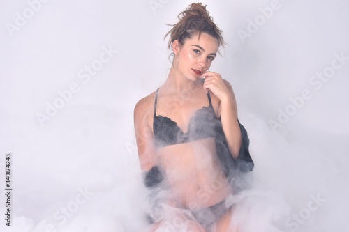 Corps parfait pour ce joli mod  le photo qui pose en lingerie dans la fum  e