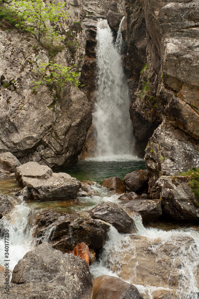 Cascada Salto del Pino sobre el río Caldarés en la ruta del Balneario de Panticosa a los Ibones de Bachimaña. Cascada Salto del Pino sobre el río Caldarés en la ruta del Balneario de Panticosa a los Ibones de Bachimaña.
