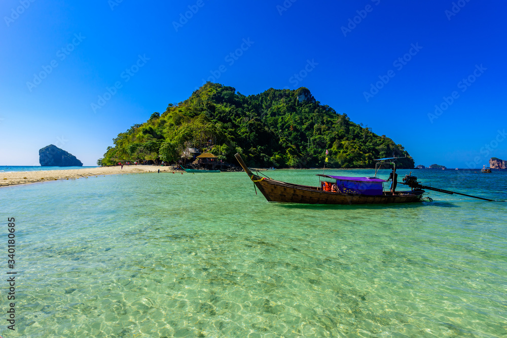 Obraz premium View to Chicken island. Paradise beach at island Koh Kai, Koh Tup & Koh Mor. Andaman sea, Krabi province, Thailand.