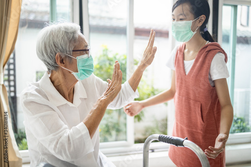 Foto Asian child granddaughter is about to embrace her senior grandmother,avoid appro