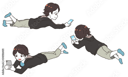 家でゴロゴロする男の子