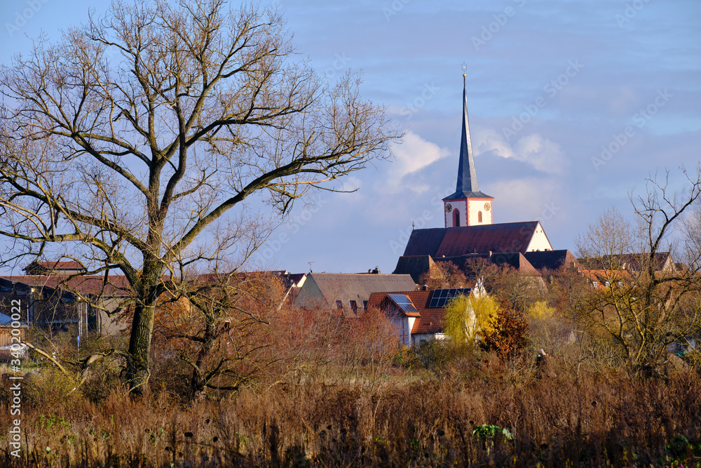 Weinort Sommerach und die Weinberge auf der Weininsel an der Vokacher Mainschleife, Landkreis Kitzingen, Unterfranken, Franken, Bayern, Deutschland Weinort Sommerach und die Weinberge auf der Weininsel an der Vokacher Mainschleife, Landkreis Kitzingen, Unterfranken, Franken, Bayern, Deutschland