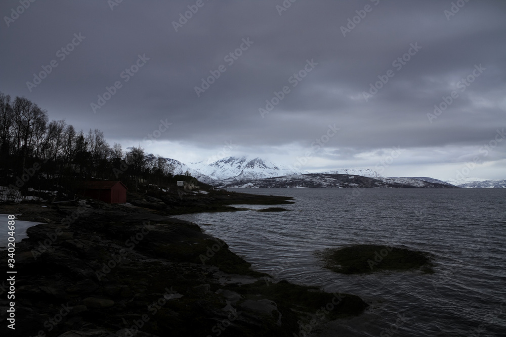 Fototapeta premium sunset, sky, sun, sunrise, nature, clouds, landscape, evening, light, sea, cloud, blue beautiful, horizon, red, sunlight, mountain view, ocean tromso tromsø water travel tourism sea coast nature 