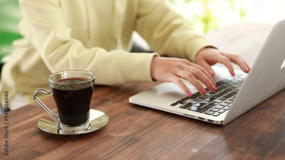 パソコンでの仕事とコーヒー パソコンでの仕事とコーヒー