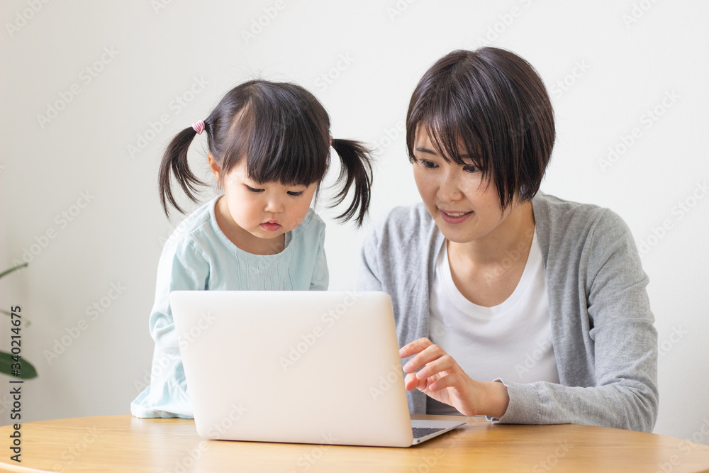 子供　女性　在宅勤務