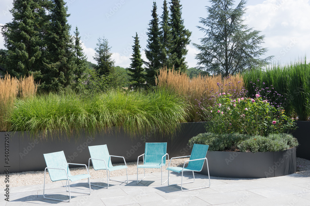 Moderne Gartengestaltung mit Gräsern und Stauden Stock Photo Adobe Stock