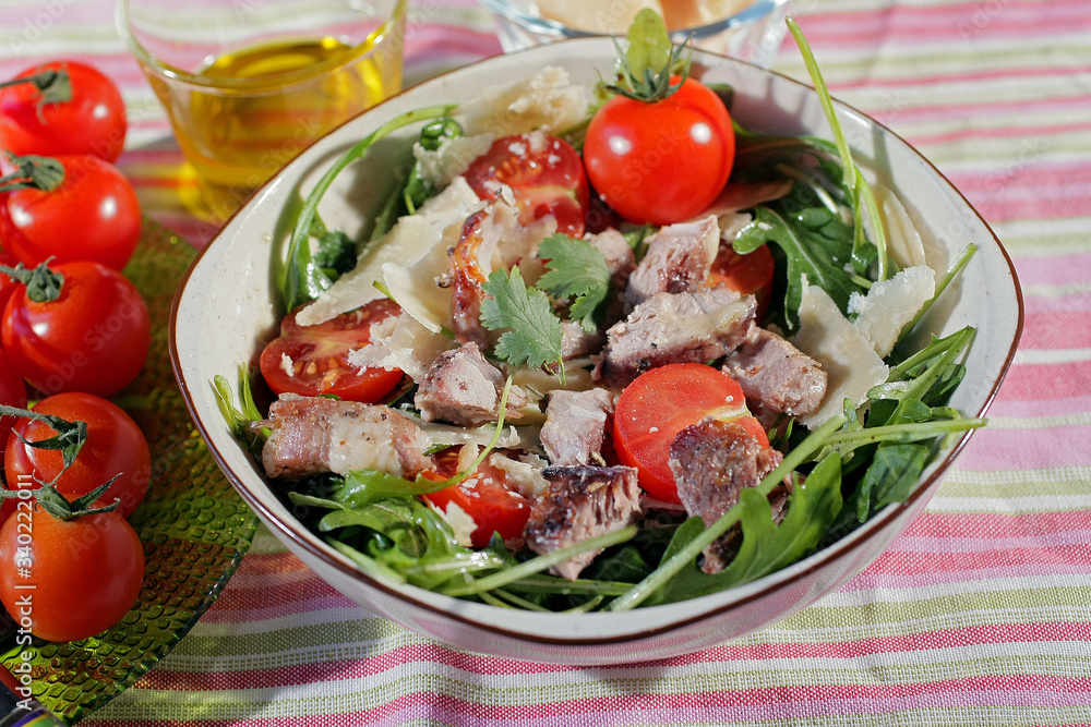 salade d'agneau et de roquette aux copeaux de parmesan et aux tomates cerise salade d'agneau et de roquette aux copeaux de parmesan et aux tomates cerise