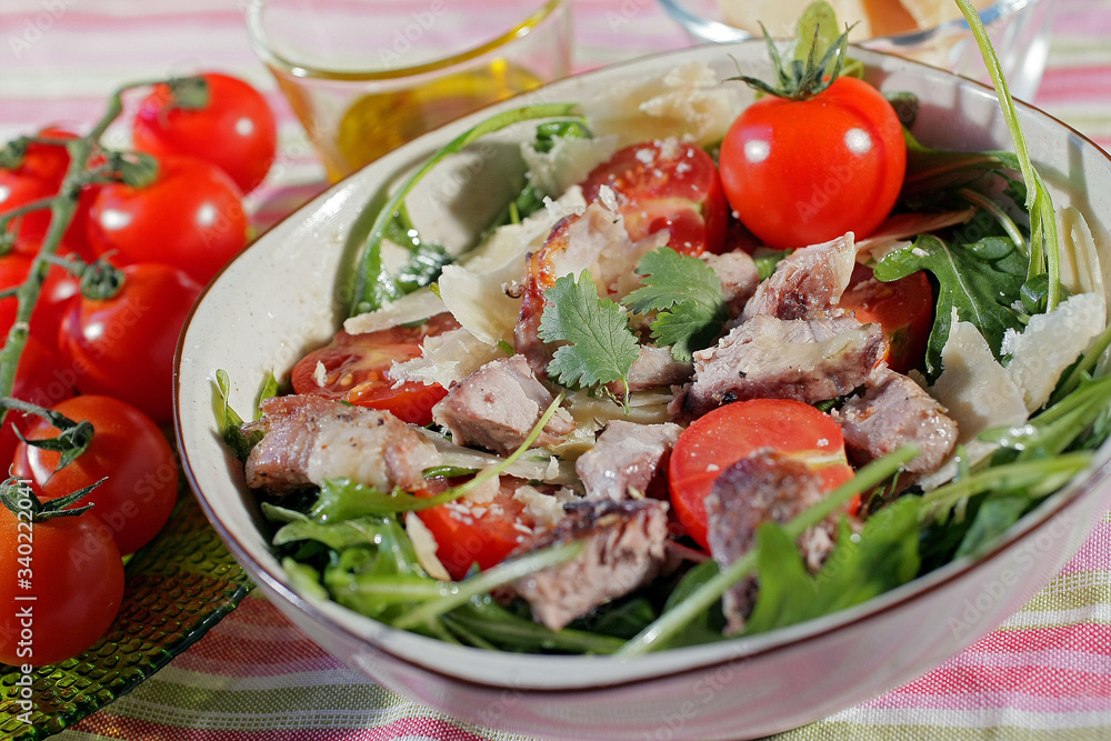 salade d'agneau et de roquette aux copeaux de parmesan et aux tomates cerise salade d'agneau et de roquette aux copeaux de parmesan et aux tomates cerise