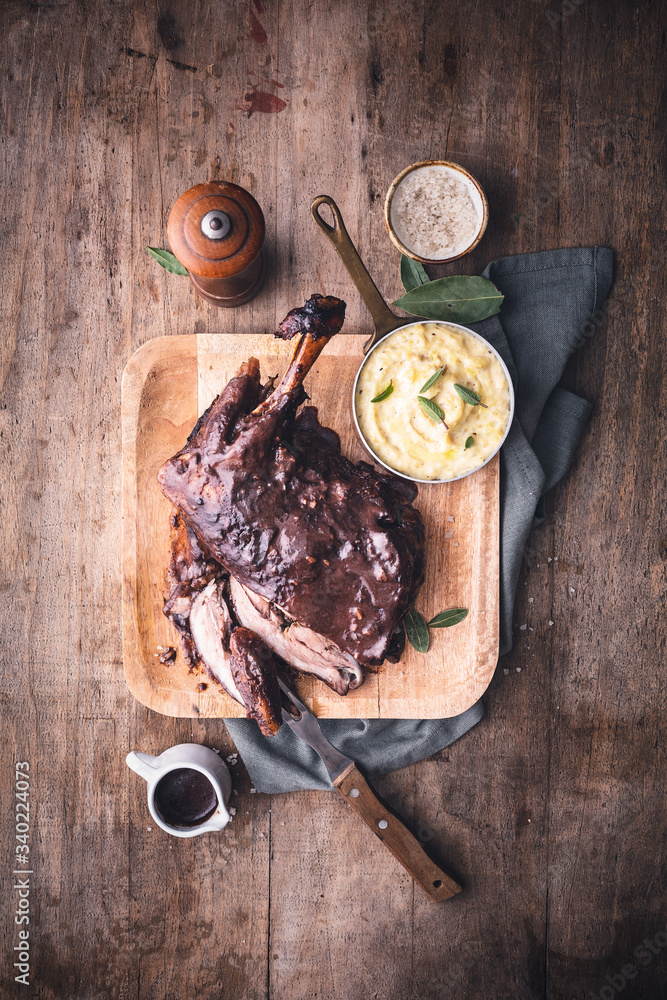 Φωτογραφία Gigot ou Epaule d'Agneau aux Quatres Epices et Vin Porto pour Pâques
