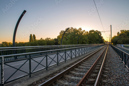Pont avec rail de tramway sur une rivière en automne au levé du jour à Nantes en France