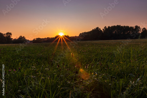 Sonnenuntergang mit schönen Sonnenstern. photo