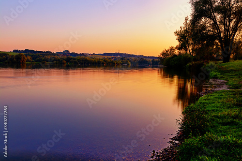 Fototapeta Naklejka Na Ścianę i Meble -  Sonnenuntergang an einen See im Sommer.