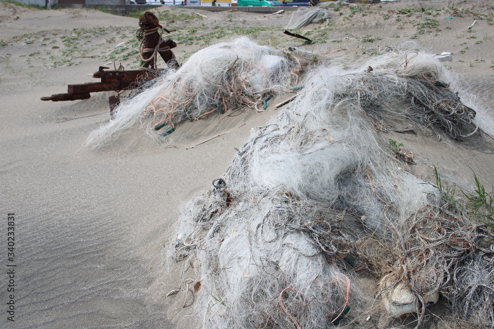 Obraz 砂に埋もれた漁網