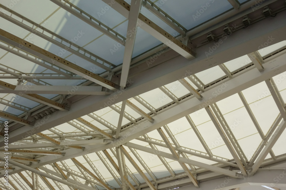 真新しい高輪ゲートウェイ駅の天井の梁模様