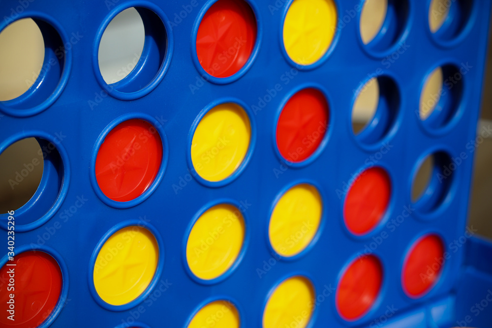 © Leon Woods - Puzzle game with red and yellow counters © Leon Woods - Puzzle game with red and yellow counters