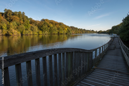 Pont de bois longeant une rivi  re en automne au lev   du jour    Nantes en France