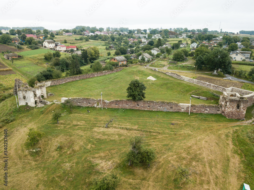 Obraz premium Aerial view to ruined castle in Pidzamochok, Ukraine
